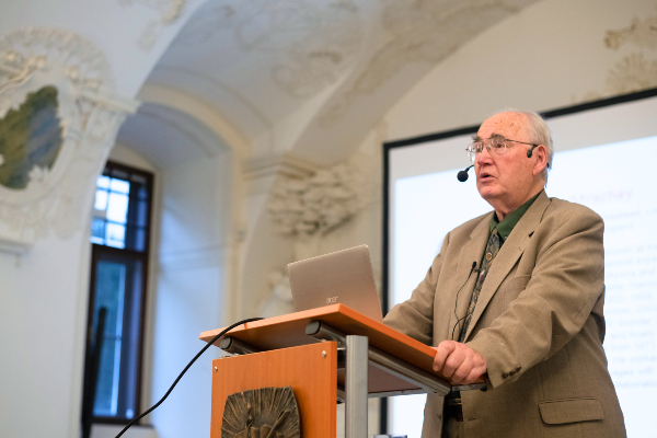 Closeup of a lecturer in the Mendel Museum´s Augustinian Abbey Refectory