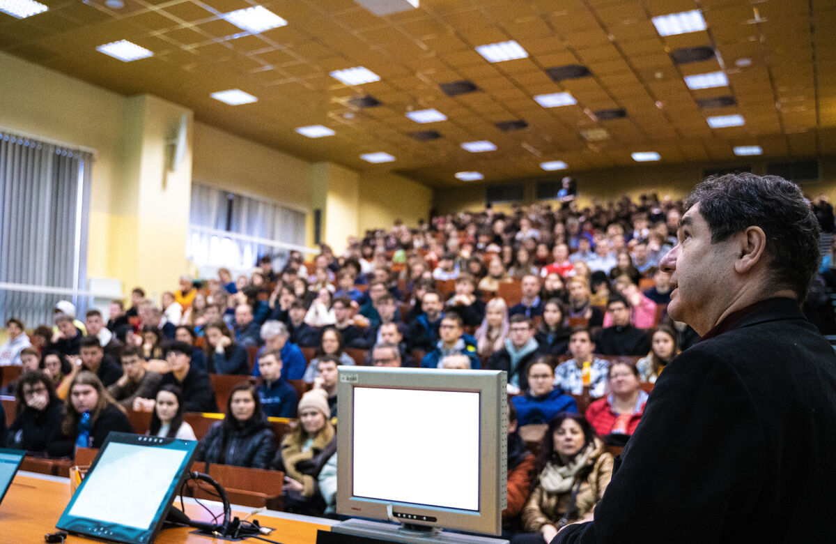 Full lecture hall during the open days presentation