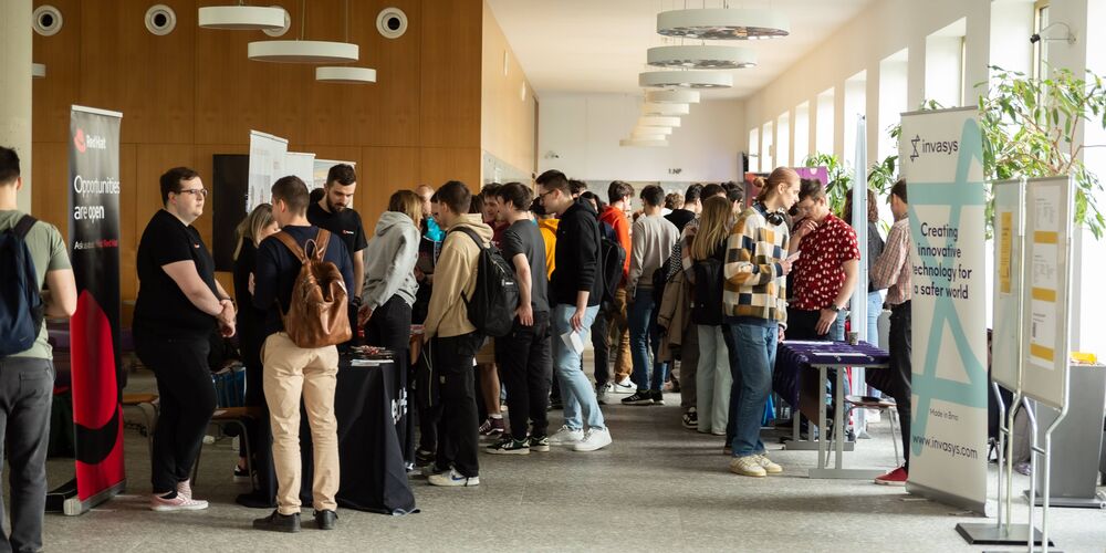 Banner pro Den Sdružení průmyslových partnerů FI MU