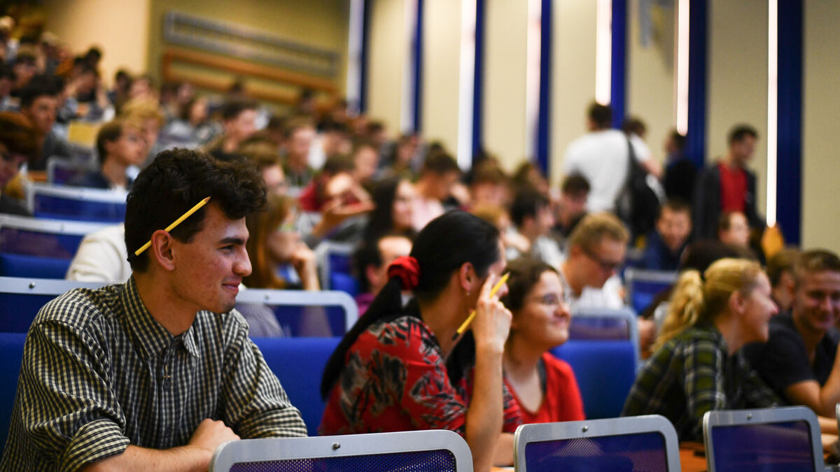 Full lecture hall during the open days presentation